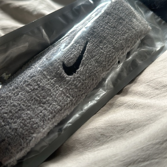 Nike || NIB || Unisex Grey Swoosh Headband - Picture 4 of 5